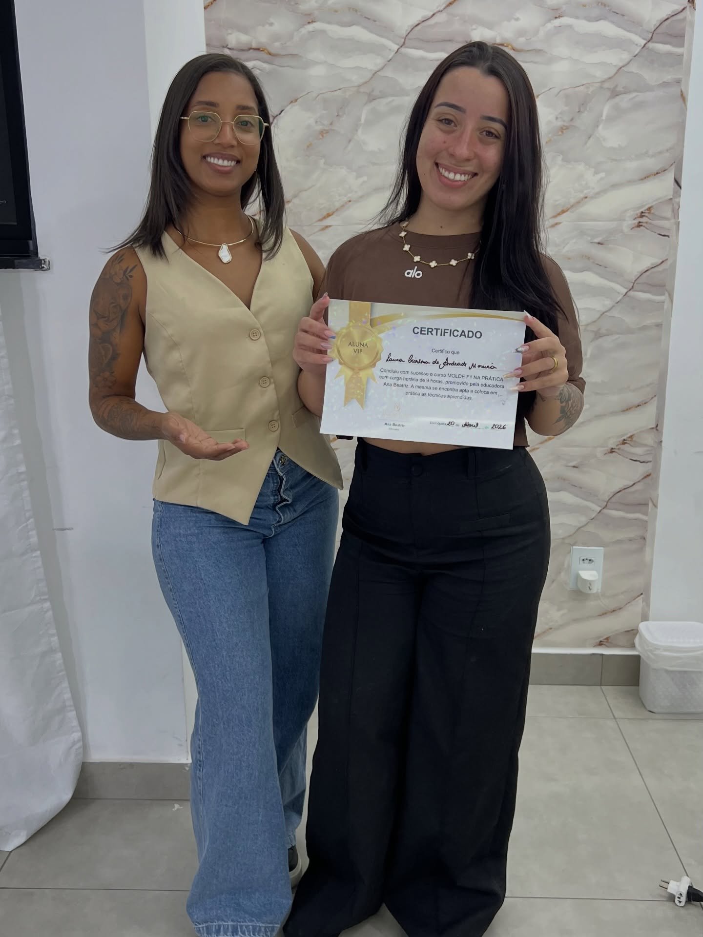 Ana Beatriz ao lado de uma aluna certificada