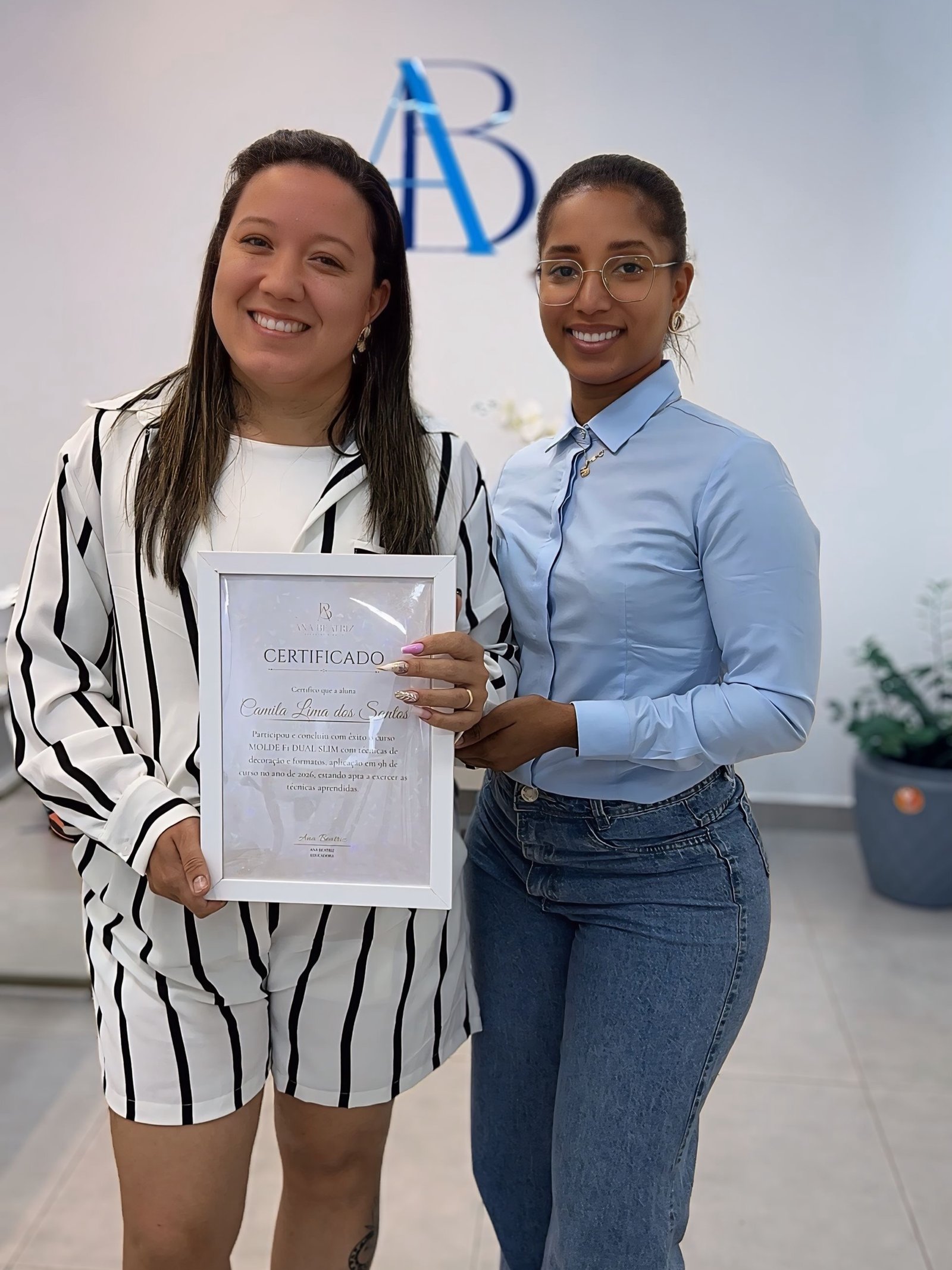 Ana Beatriz com uma aluna após a conclusão do curso