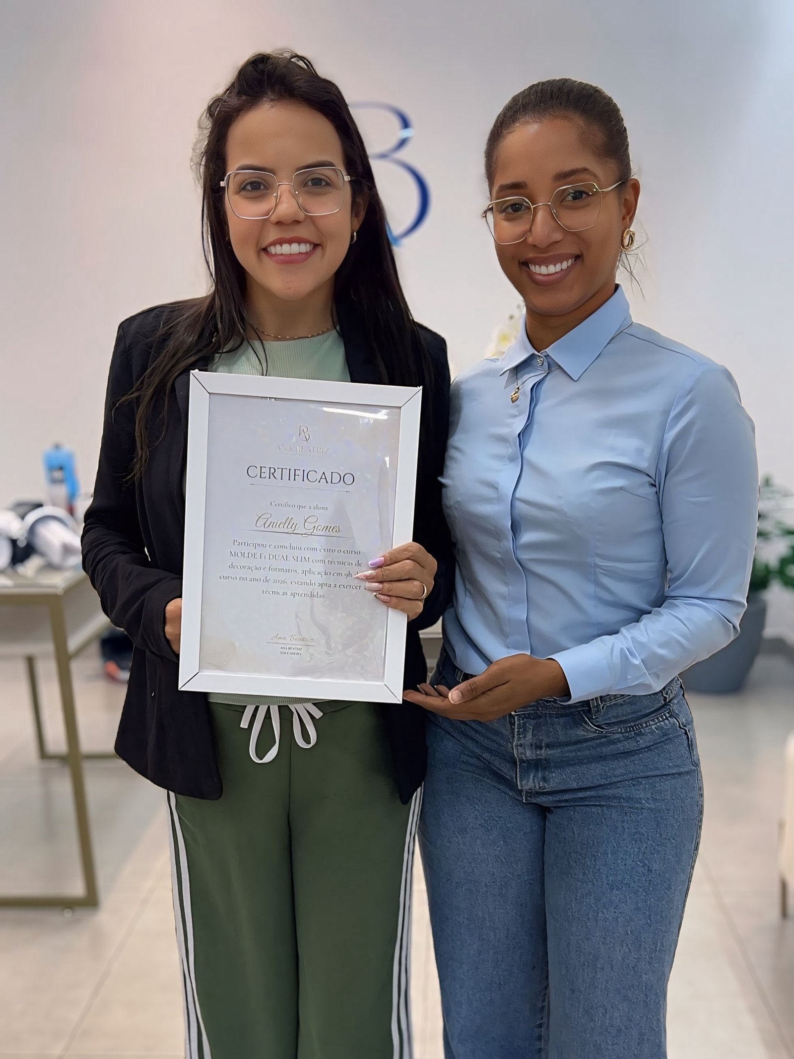 Aluna certificada ao lado de Ana Beatriz