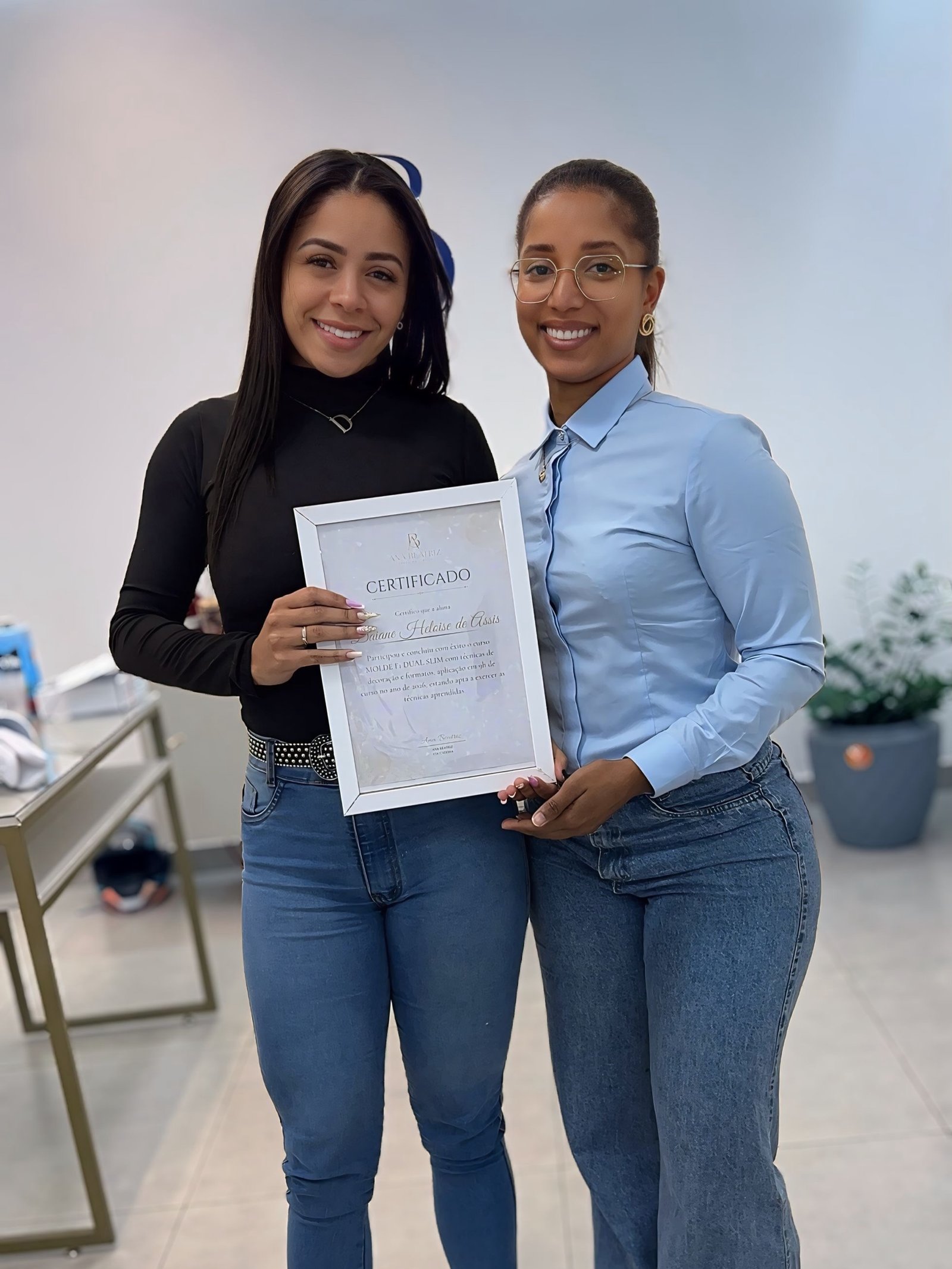 Ana Beatriz e aluna exibindo o certificado do curso