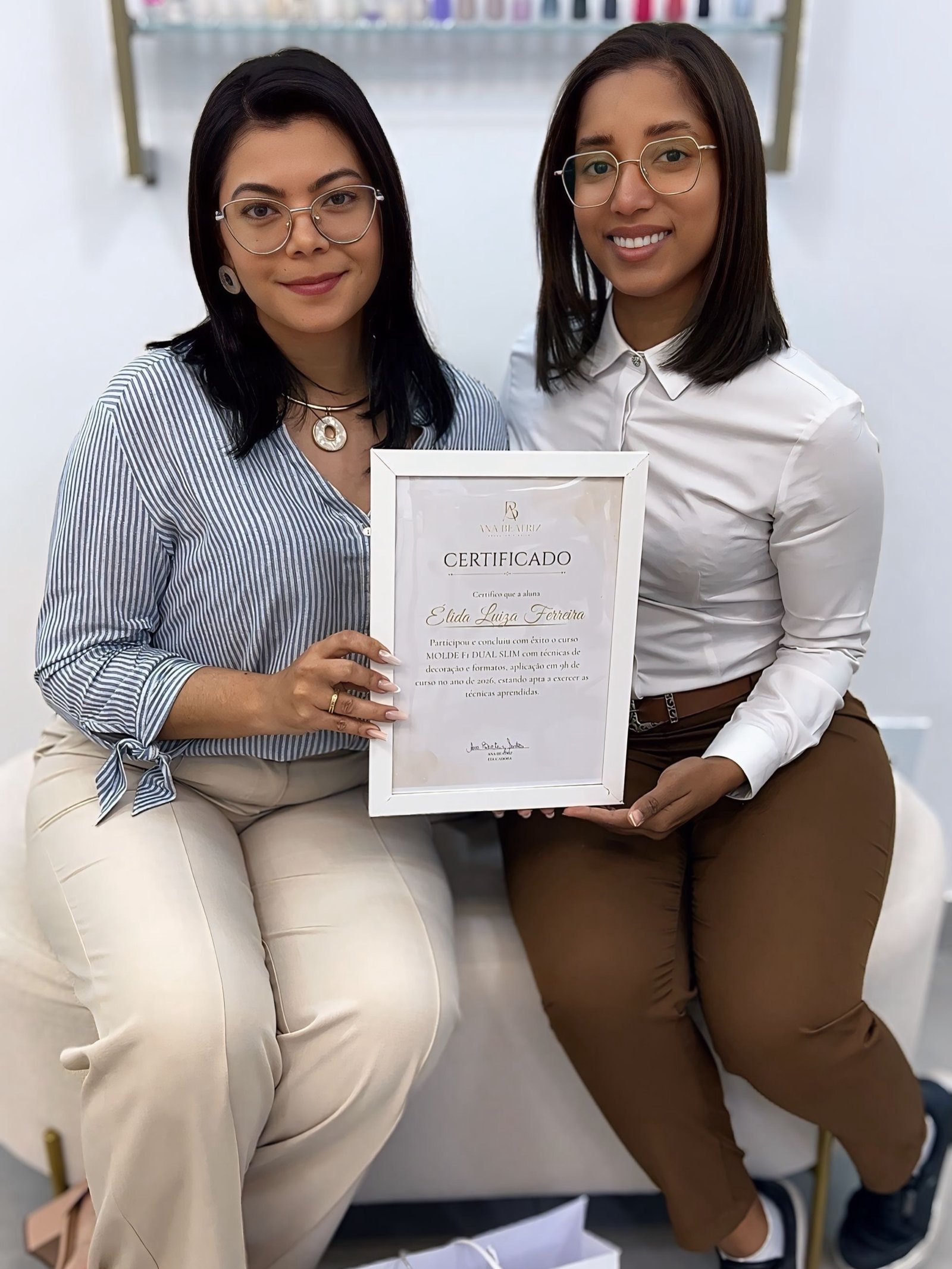 Ana Beatriz ao lado de uma aluna com certificado